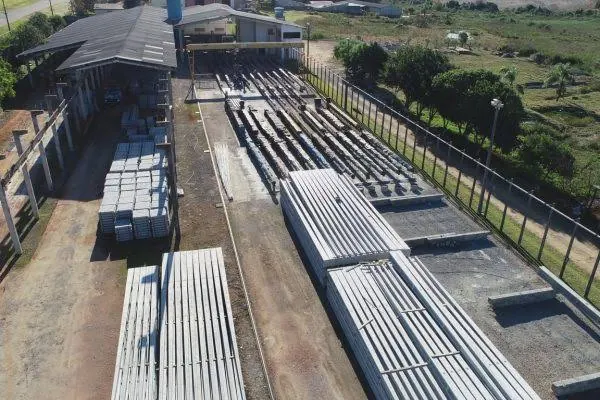 Fábrica e postes de concreto